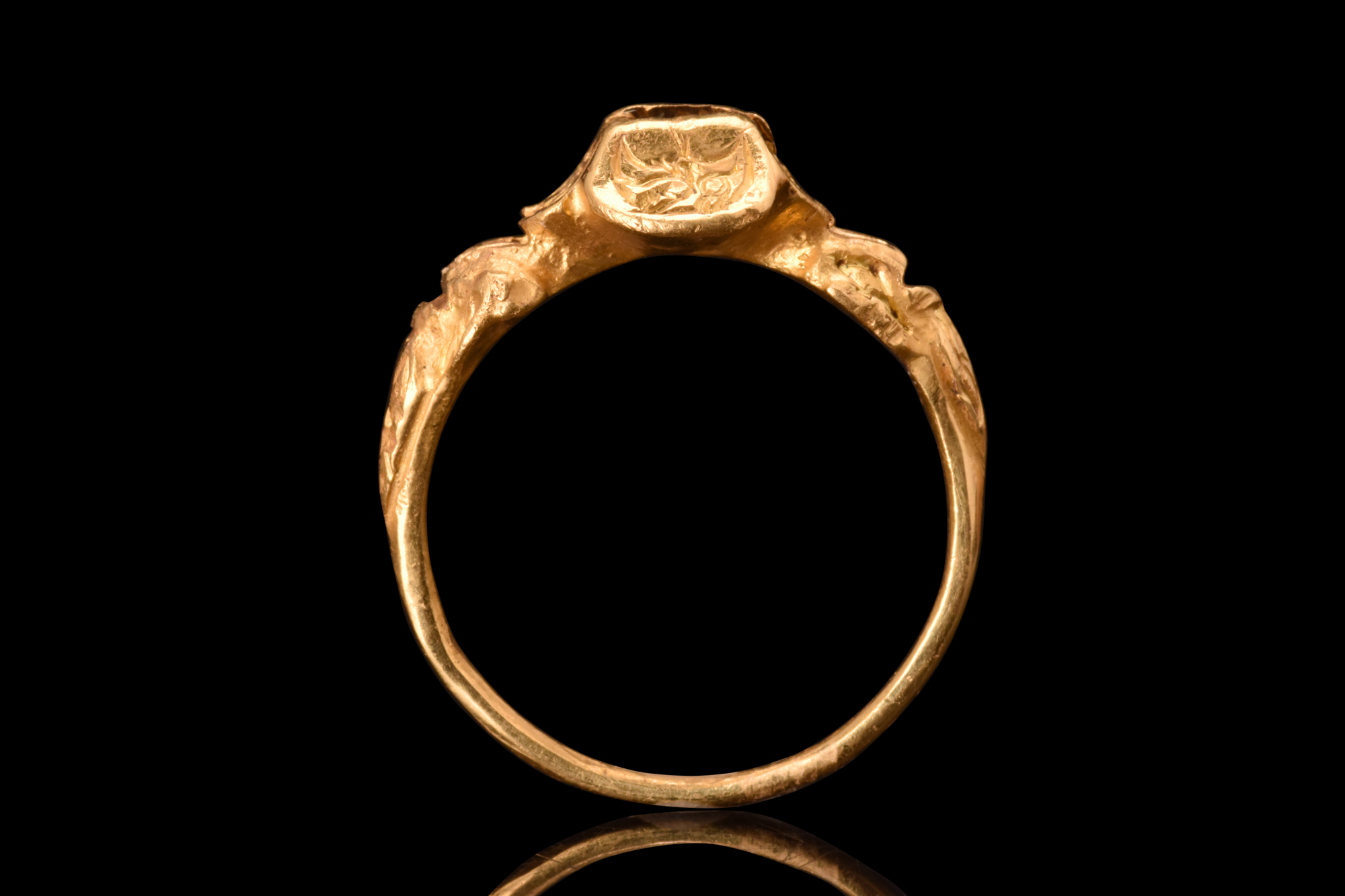 RENAISSANCE GOLD AND GARNET RING - Image 6 of 6