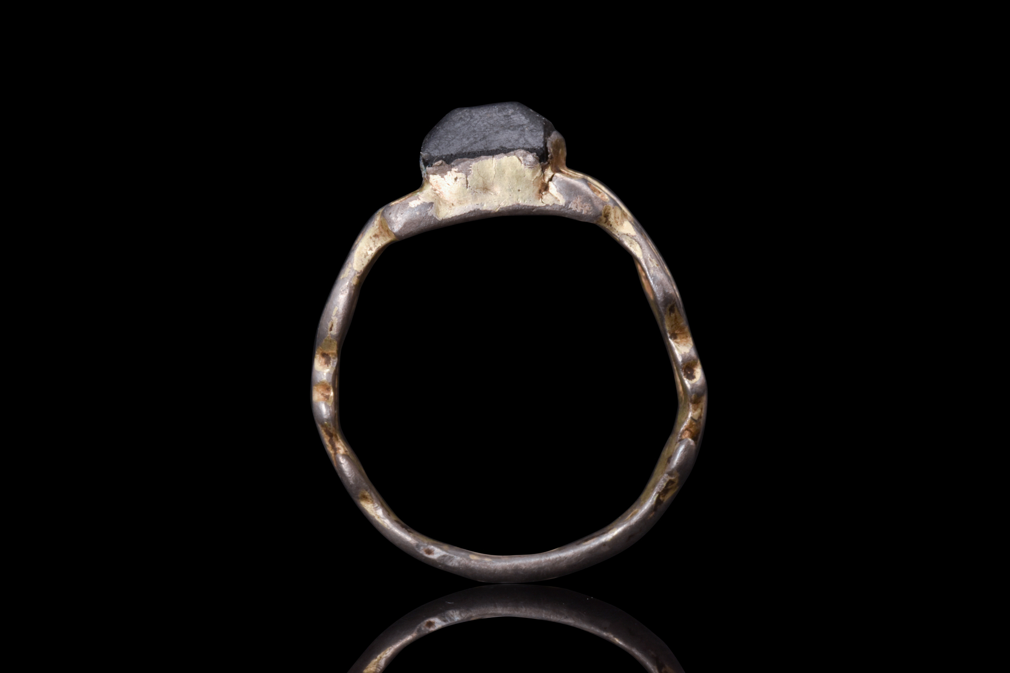 POST-MEDIEVAL GOLD RING WITH STONE - Image 6 of 6