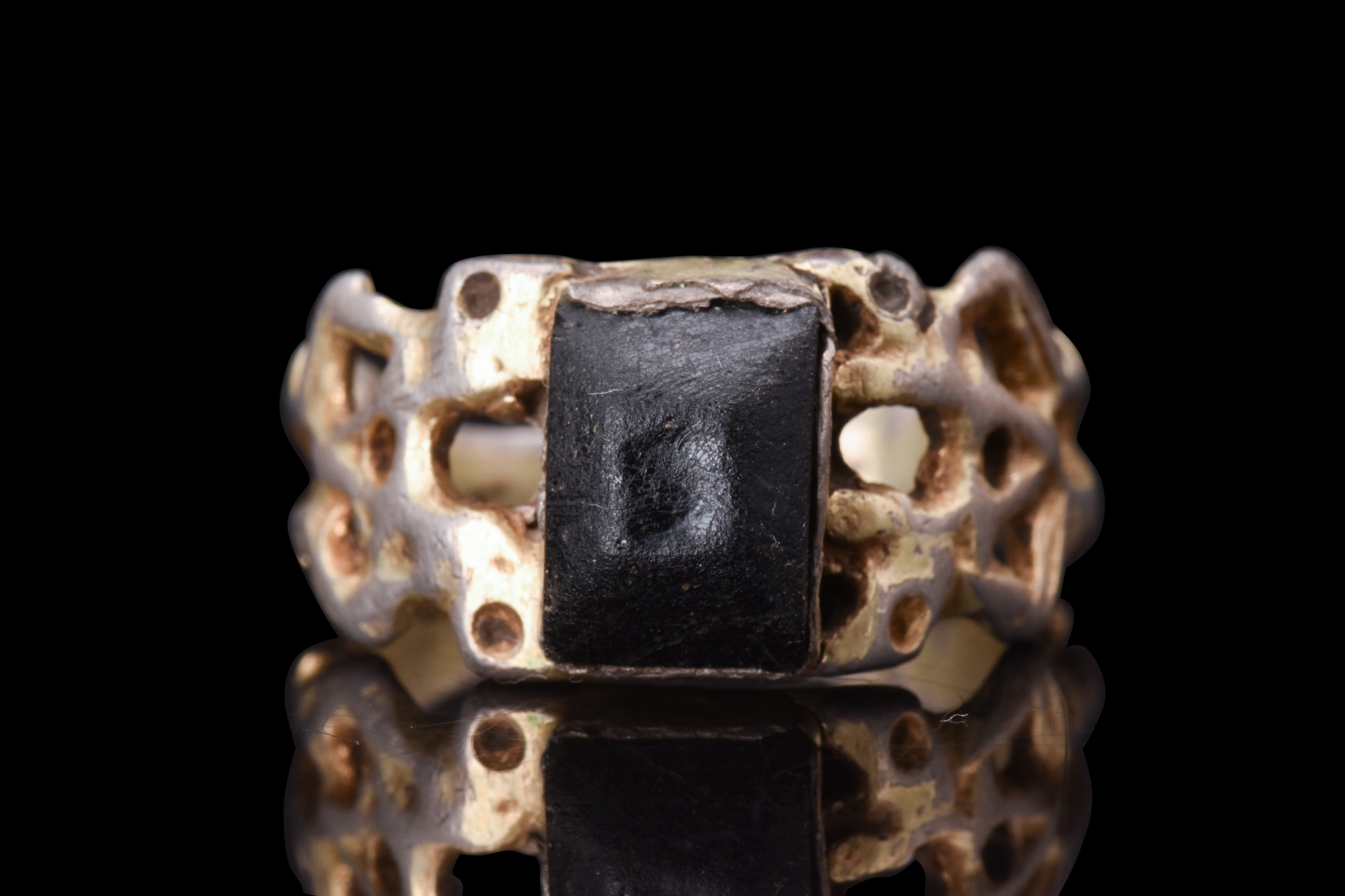 POST-MEDIEVAL GOLD RING WITH STONE - Image 3 of 6