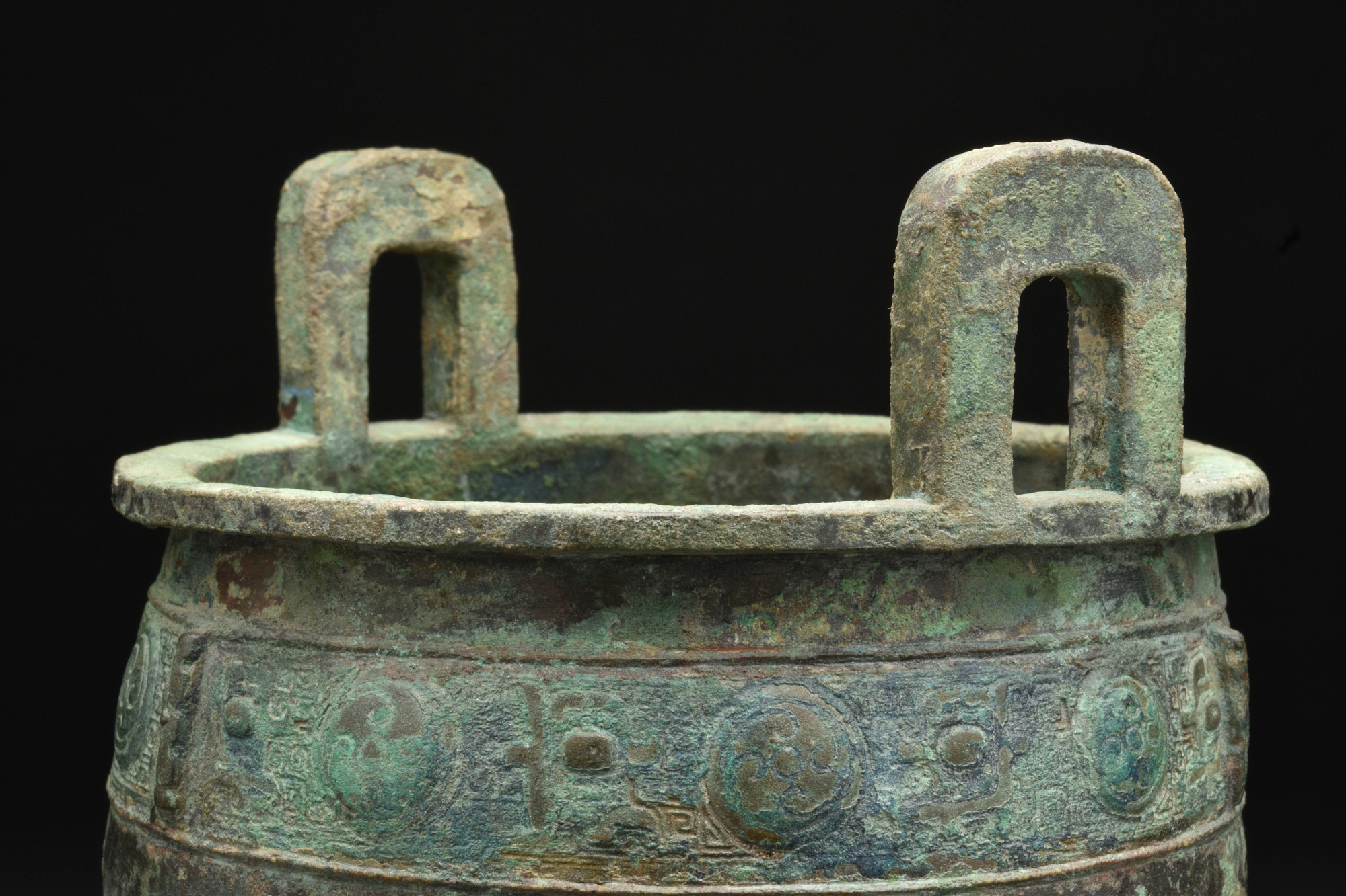 RARE LARGE BRONZE RITUAL TRIPOD FOOD VESSEL (DING) - Image 6 of 8