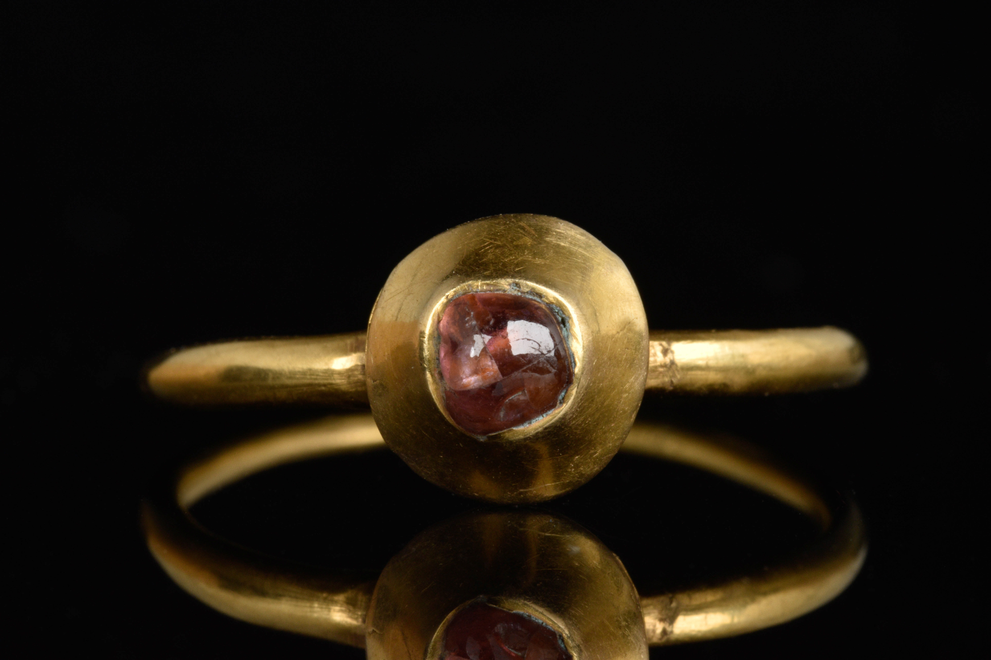 MEDIEVAL GOLD FINGER RING WITH STONE - Image 3 of 6