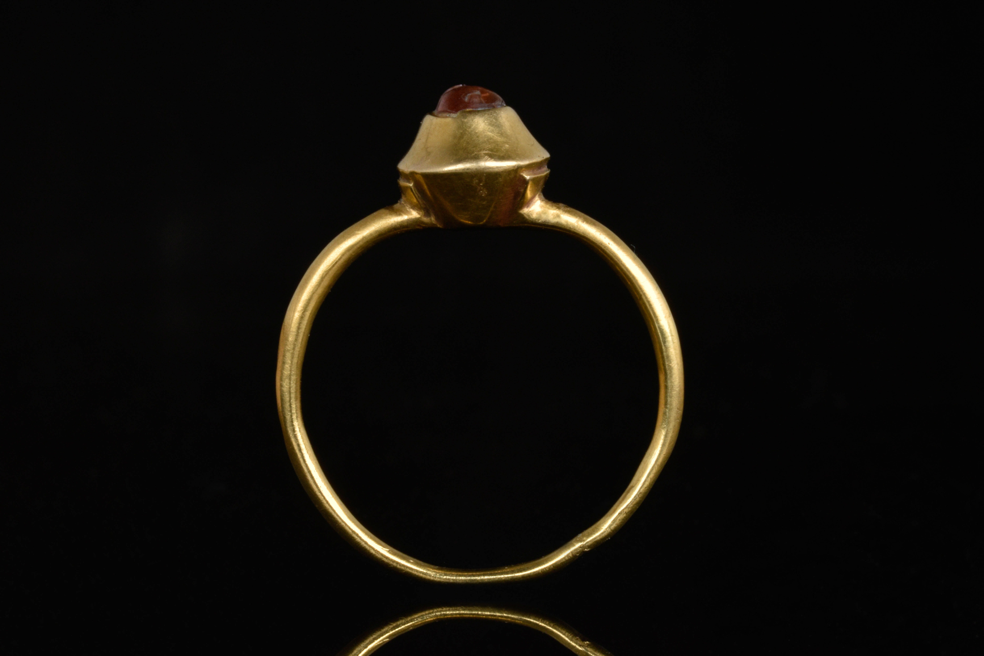 MEDIEVAL GOLD FINGER RING WITH STONE - Image 6 of 6