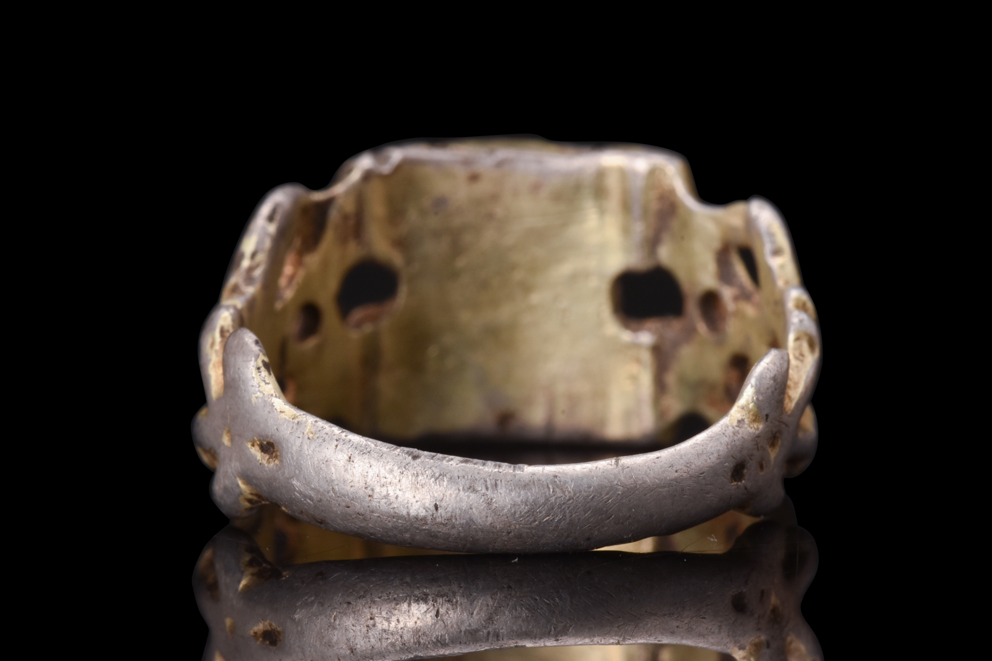 POST-MEDIEVAL GOLD RING WITH STONE - Image 5 of 6