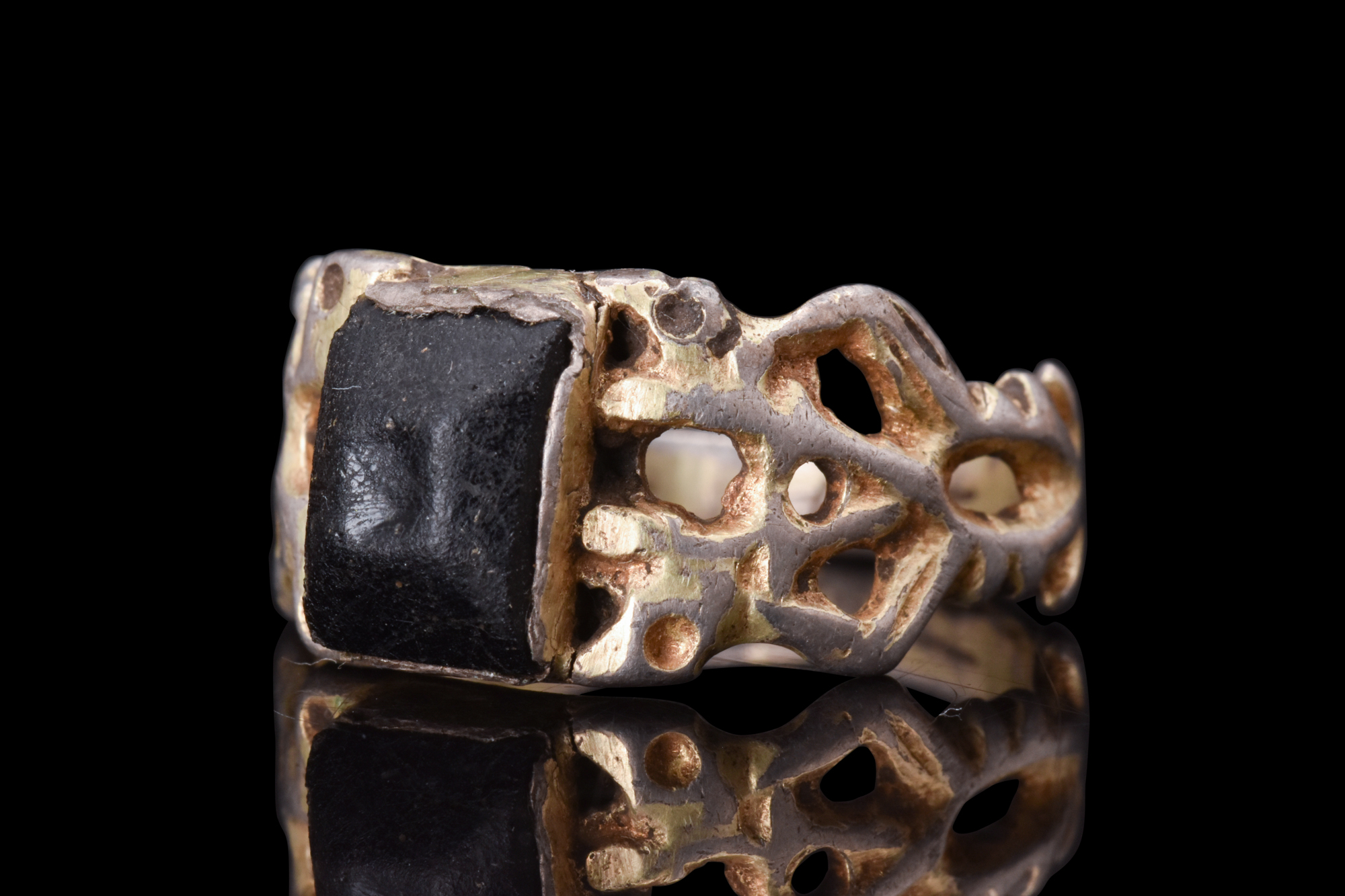 POST-MEDIEVAL GOLD RING WITH STONE - Image 2 of 6