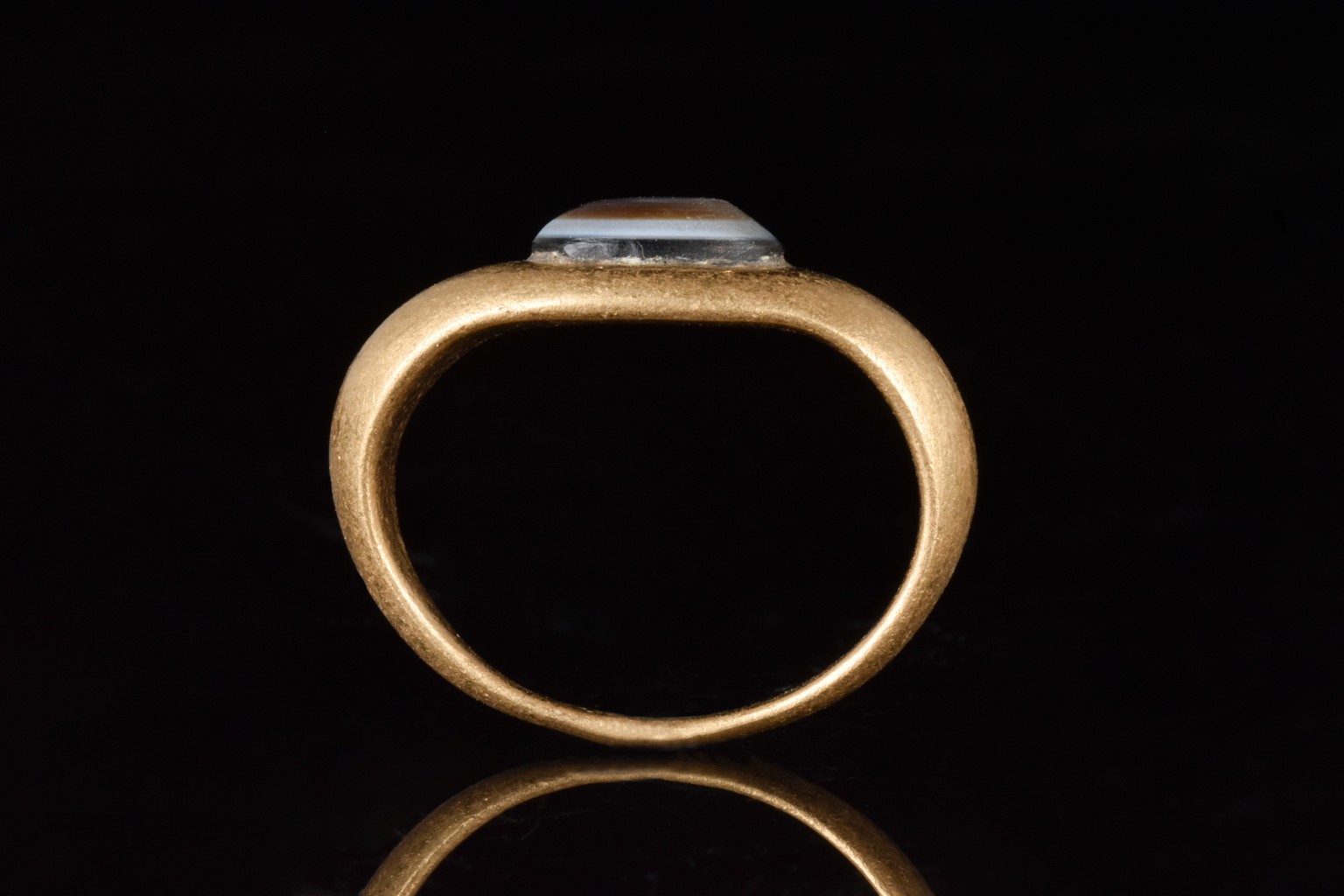 ROMAN BANDED AGATE GOLD "EYE" RING - Image 5 of 5