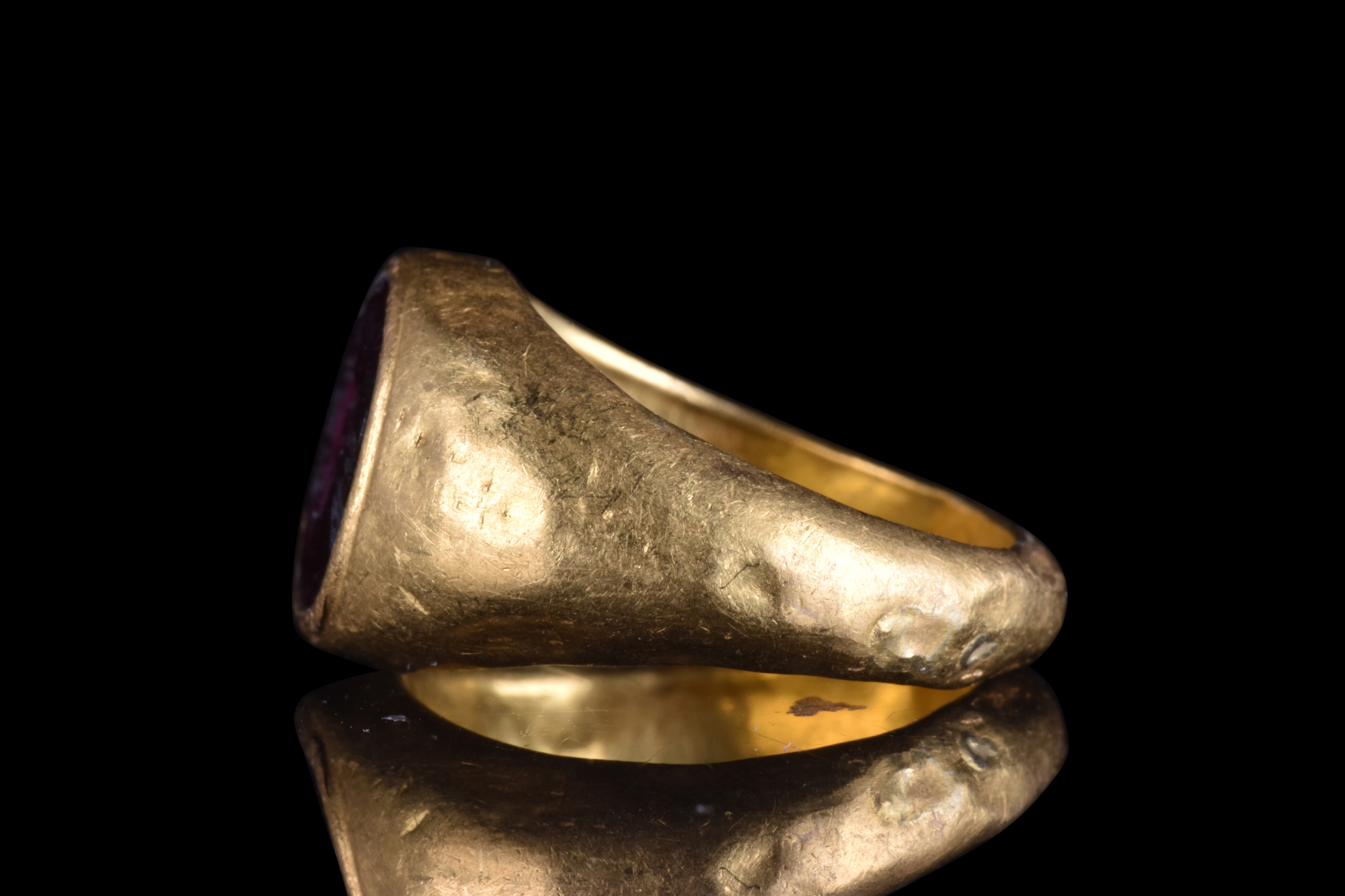 ROMAN GOLD RING WITH A GARNET INTAGLIO OF VEILED FEMALE - Image 3 of 5