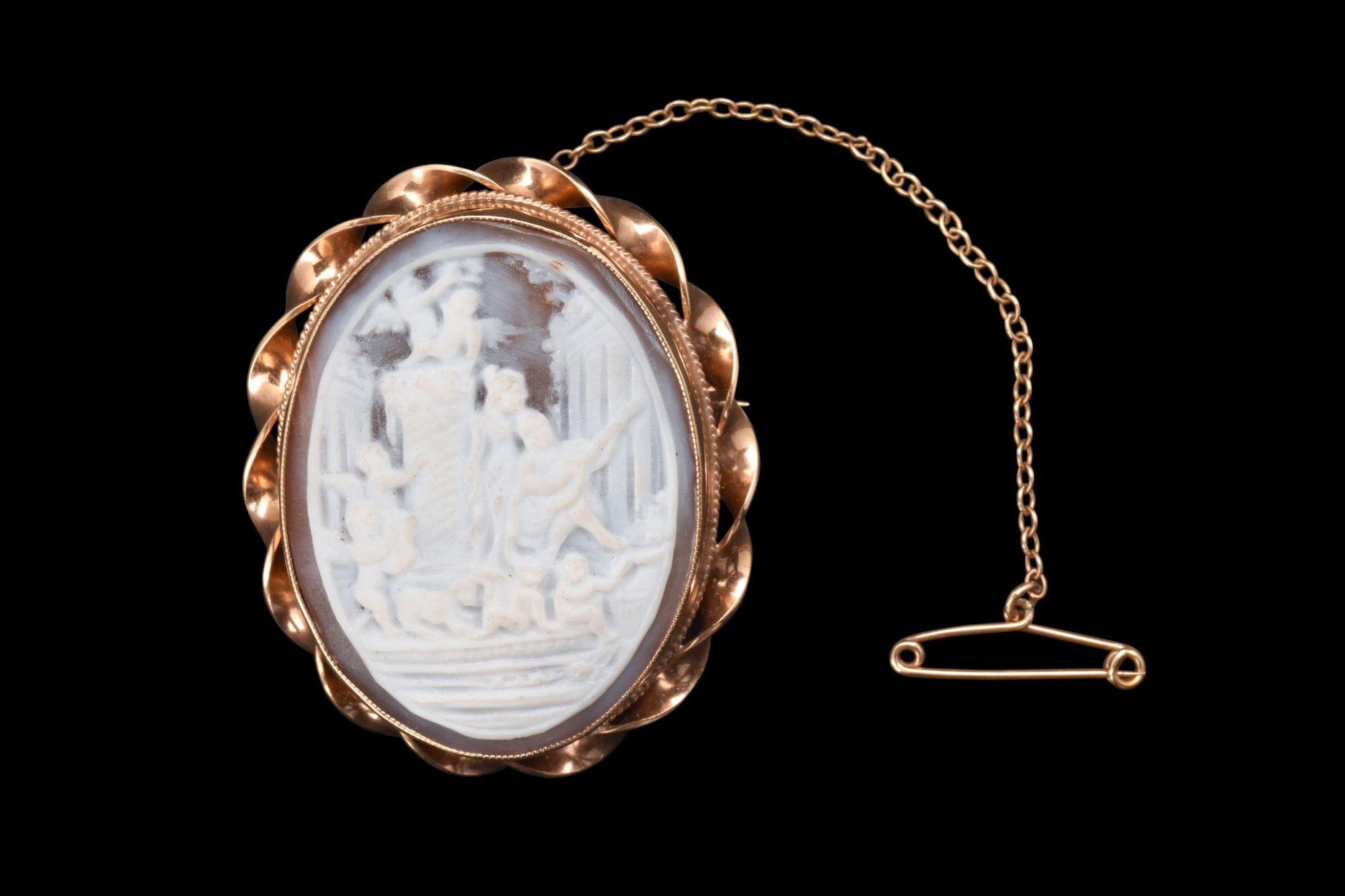 NEOCLASSICAL GOLD BROOCH WITH ROMAN SCENE CAMEO