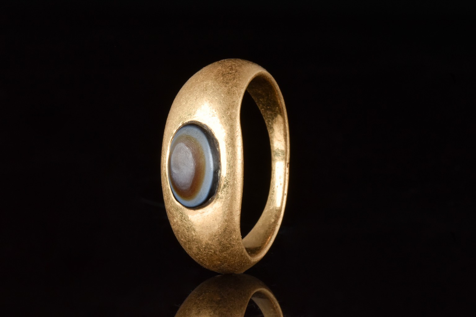 ROMAN BANDED AGATE GOLD "EYE" RING