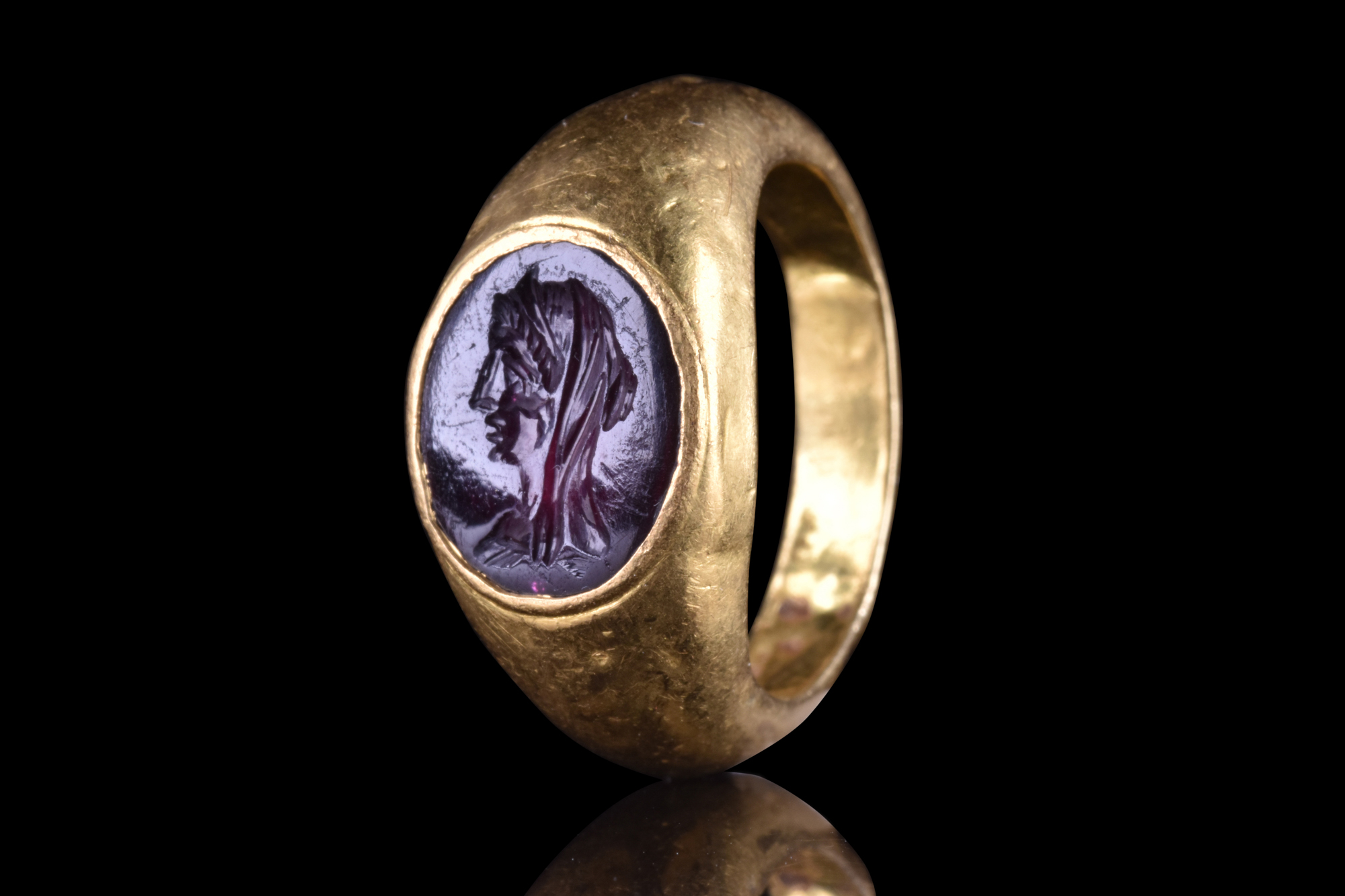 ROMAN GOLD RING WITH A GARNET INTAGLIO OF VEILED FEMALE