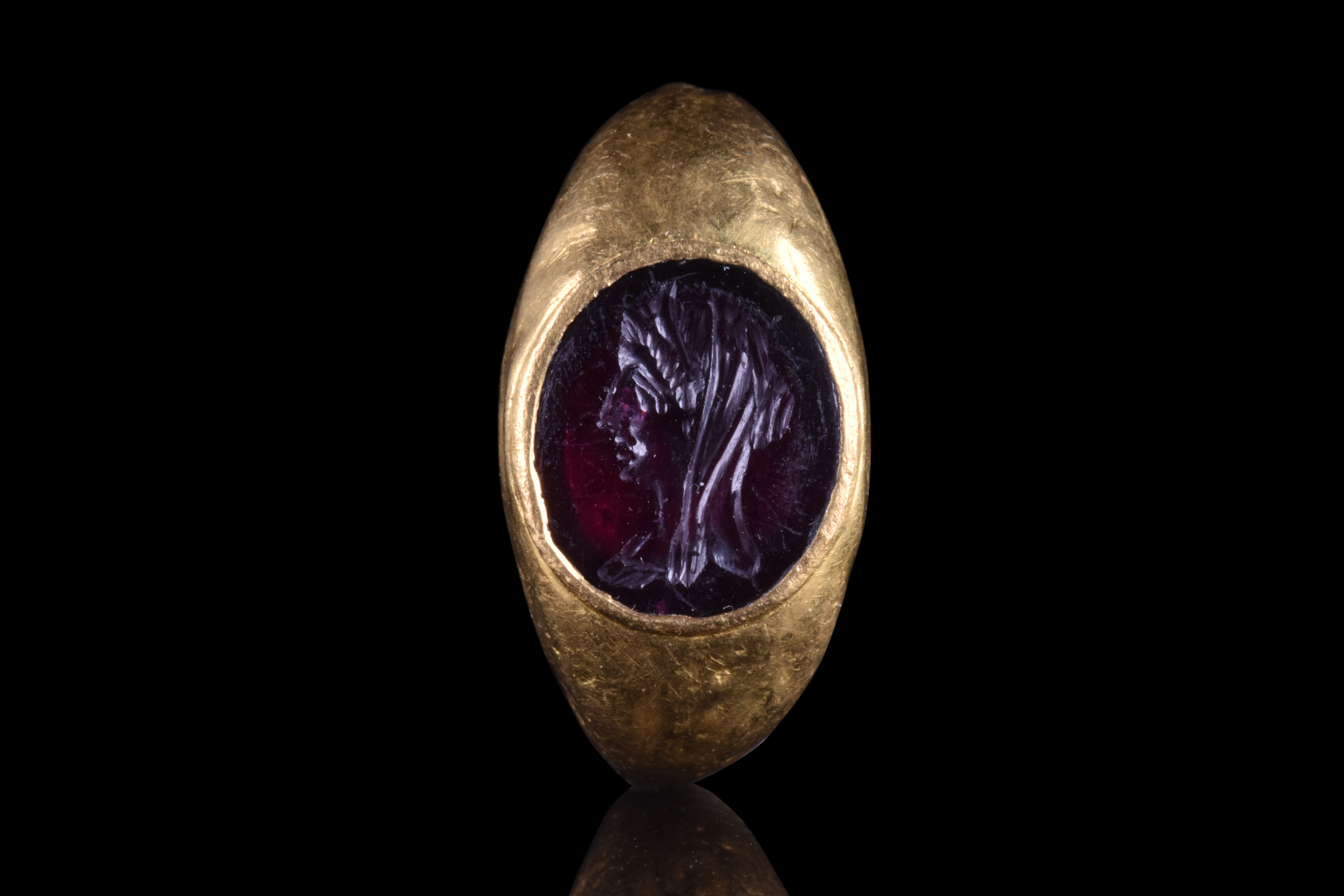 ROMAN GOLD RING WITH A GARNET INTAGLIO OF VEILED FEMALE - Image 2 of 5