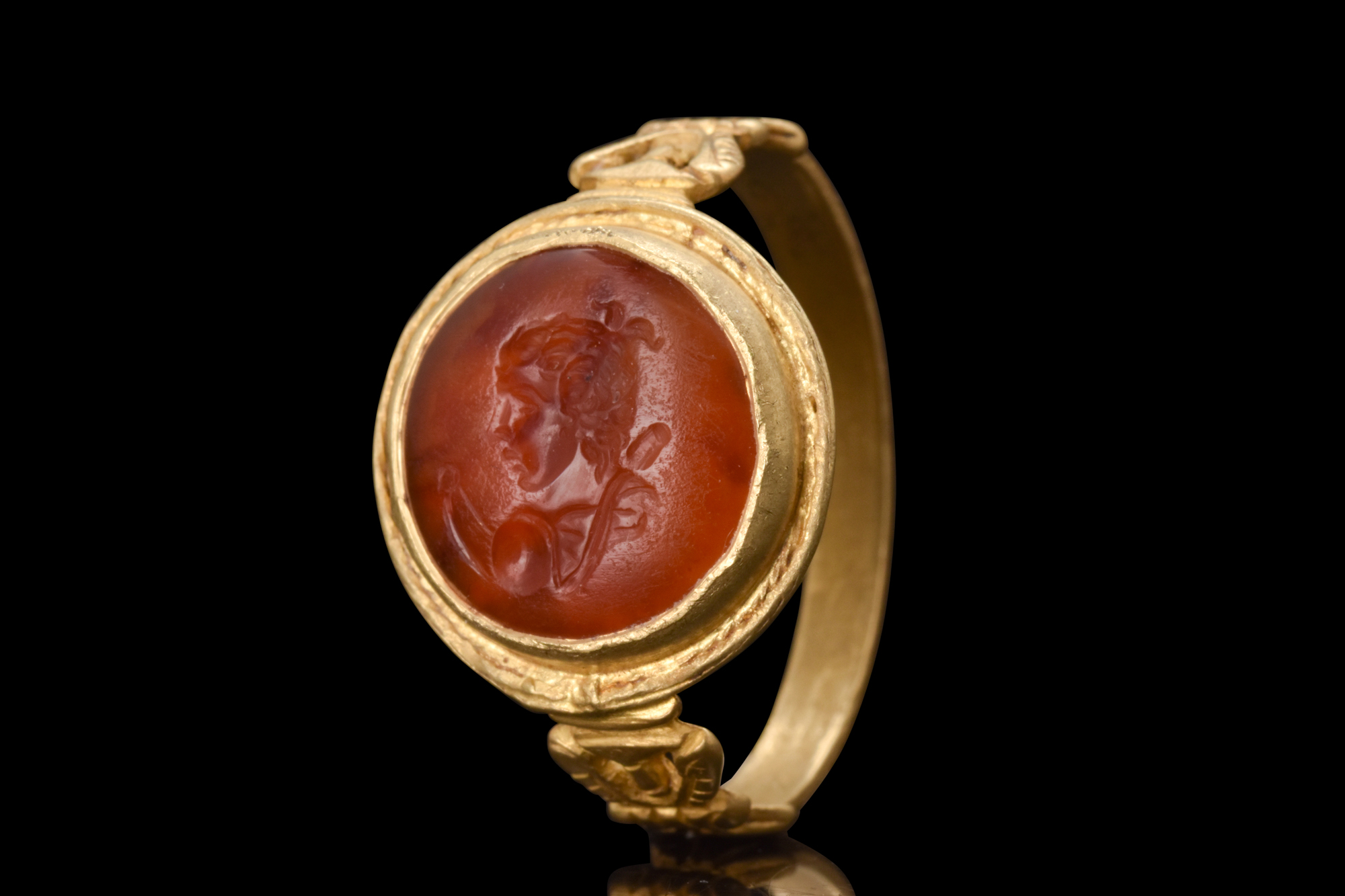 ROMAN GOLD RING WITH DIANA INTAGLIO - Image 2 of 6