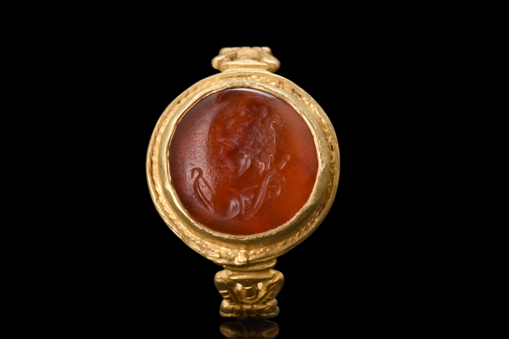 ROMAN GOLD RING WITH DIANA INTAGLIO - Image 3 of 6