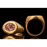 RARE ROMAN GOLD RING WITH CARNELIAN INTAGLIO DEPICTING A HUNTING SCENE - HEAVY GOLD
