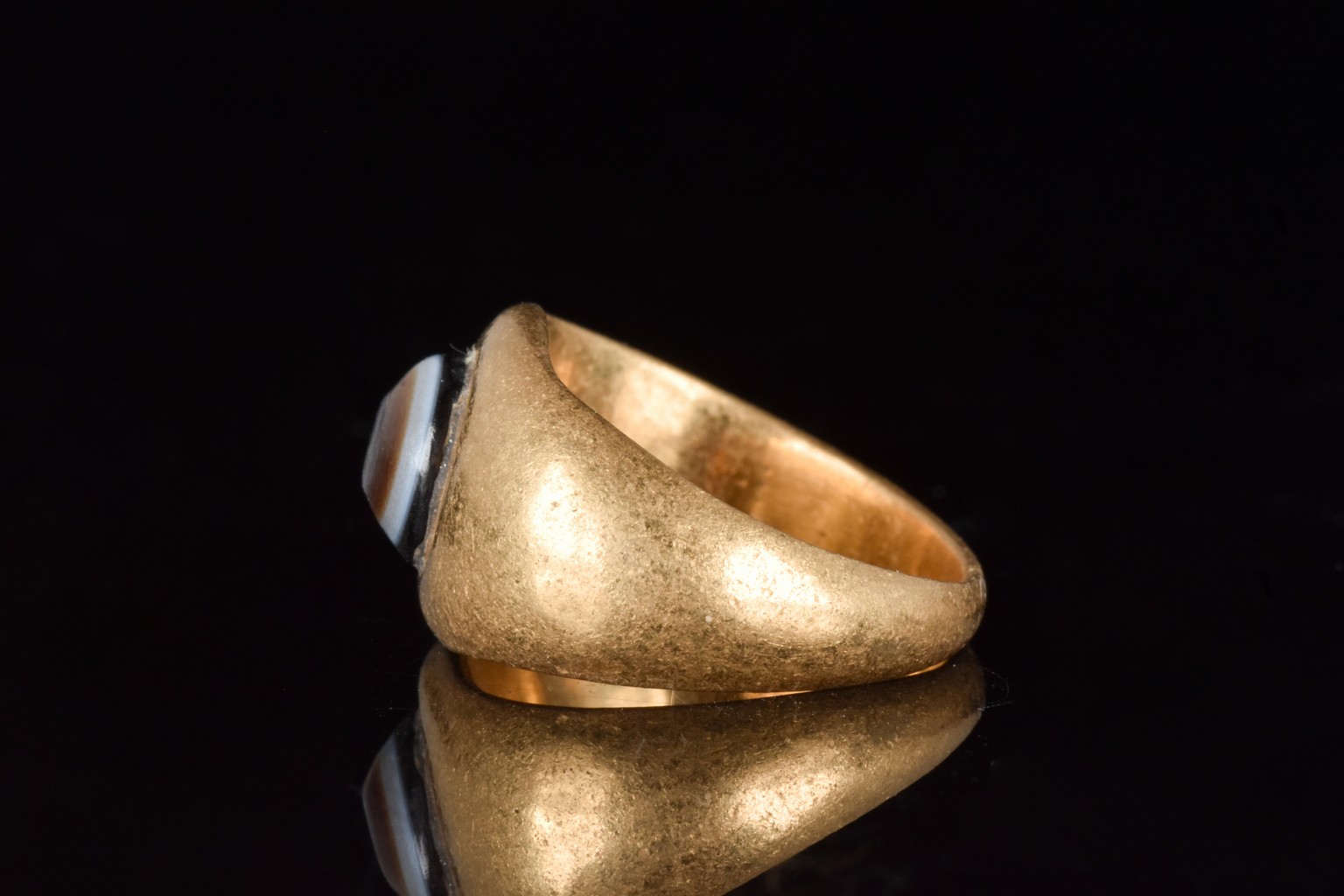 ROMAN BANDED AGATE GOLD "EYE" RING - Image 3 of 5