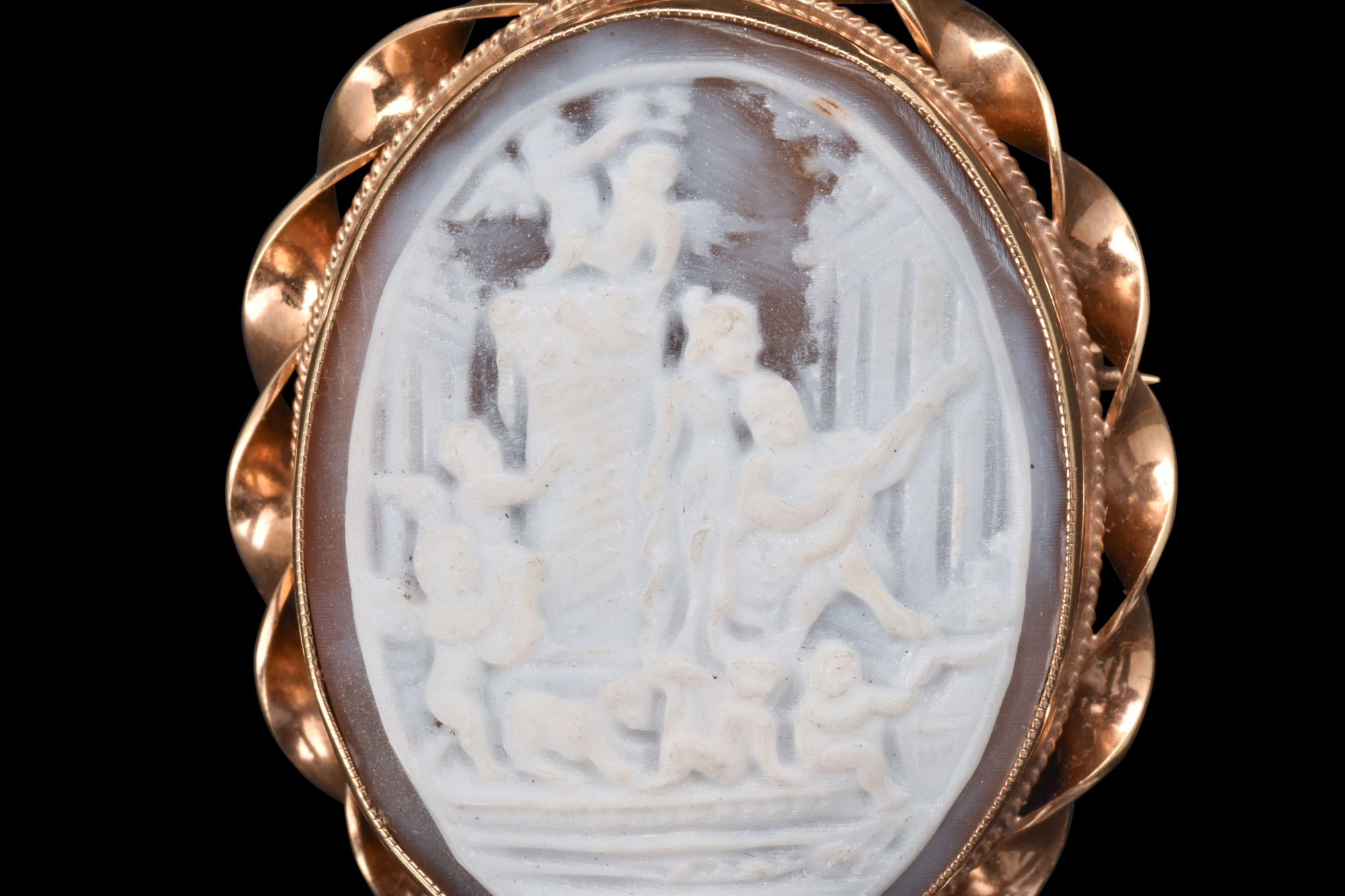 NEOCLASSICAL GOLD BROOCH WITH ROMAN SCENE CAMEO - Image 3 of 3