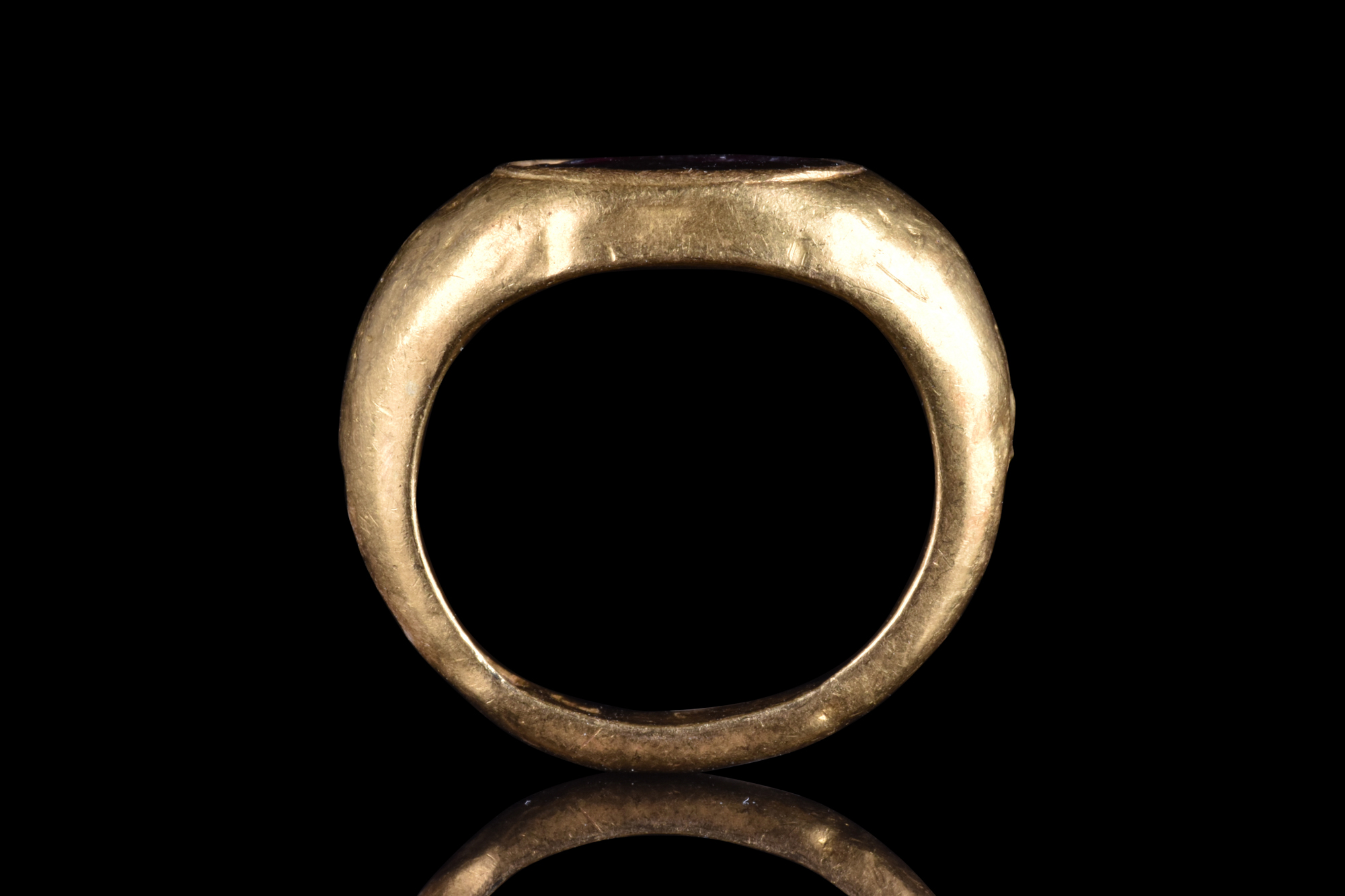 ROMAN GOLD RING WITH A GARNET INTAGLIO OF VEILED FEMALE - Image 5 of 5