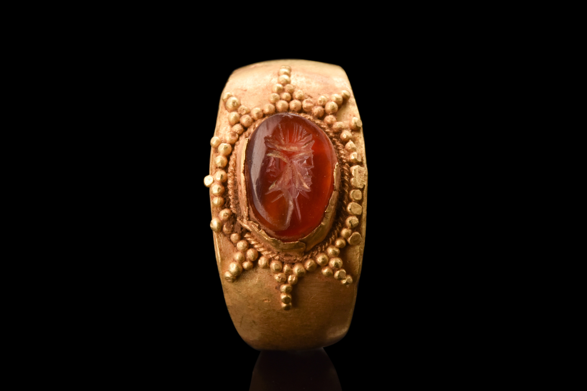 ROMAN CARNELIAN JANUS INTAGLIO IN GOLD RING - Image 2 of 6