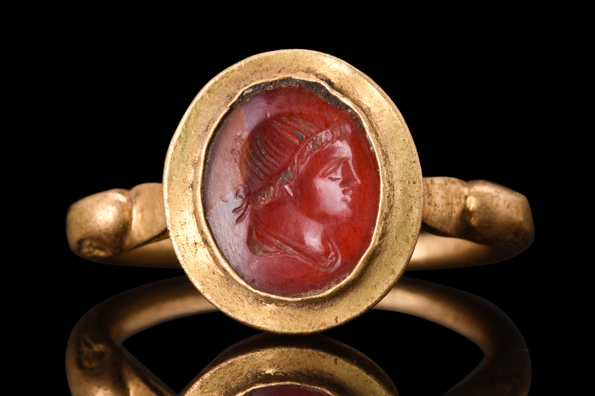 ROMAN GOLD RING WITH CARNELIAN PORTRAIT INTAGLIO - Image 2 of 9