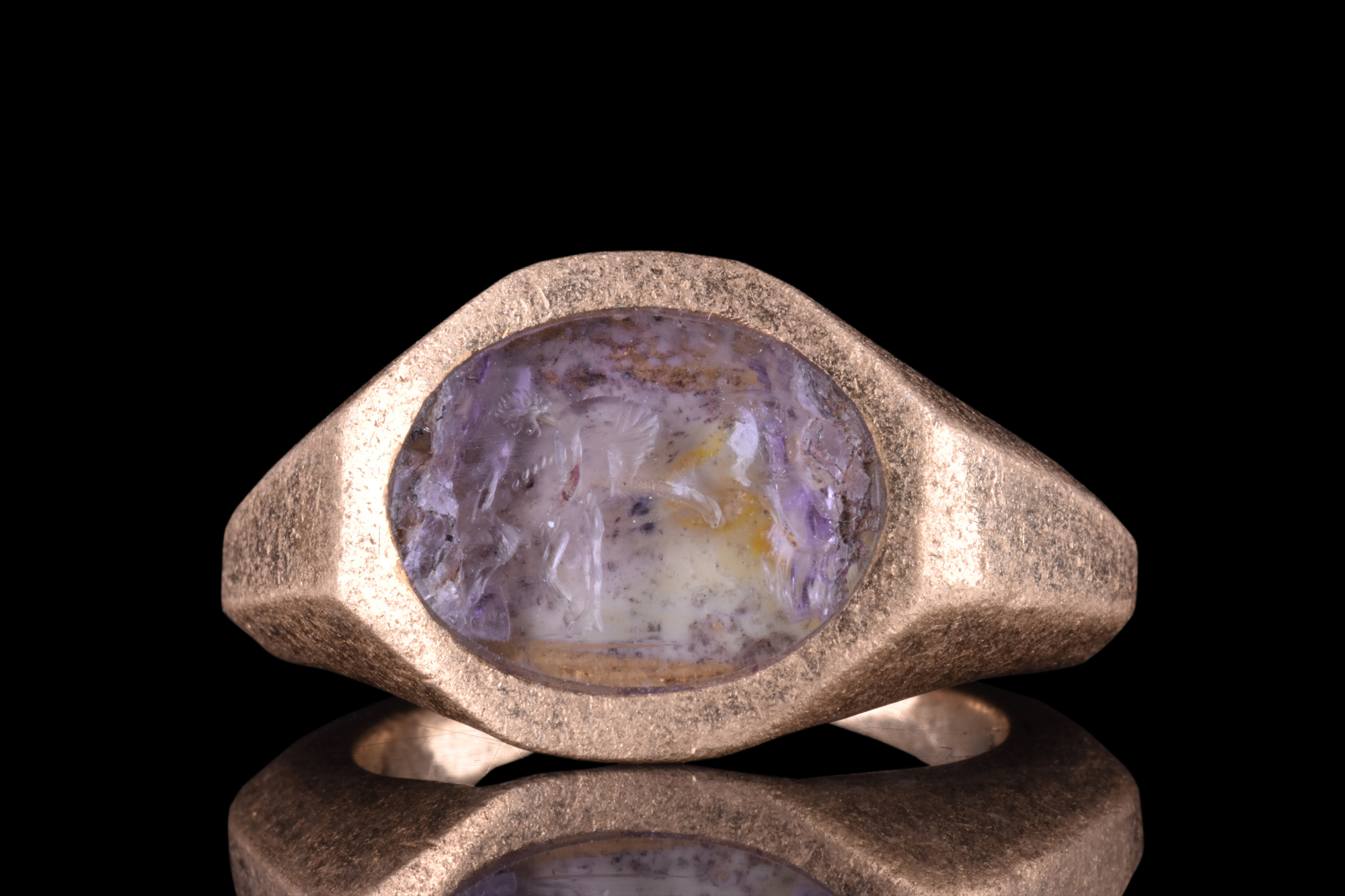 ROMAN DONKEY RIDER AMETHYST INTAGLIO IN LATER GOLD RING - Image 5 of 11