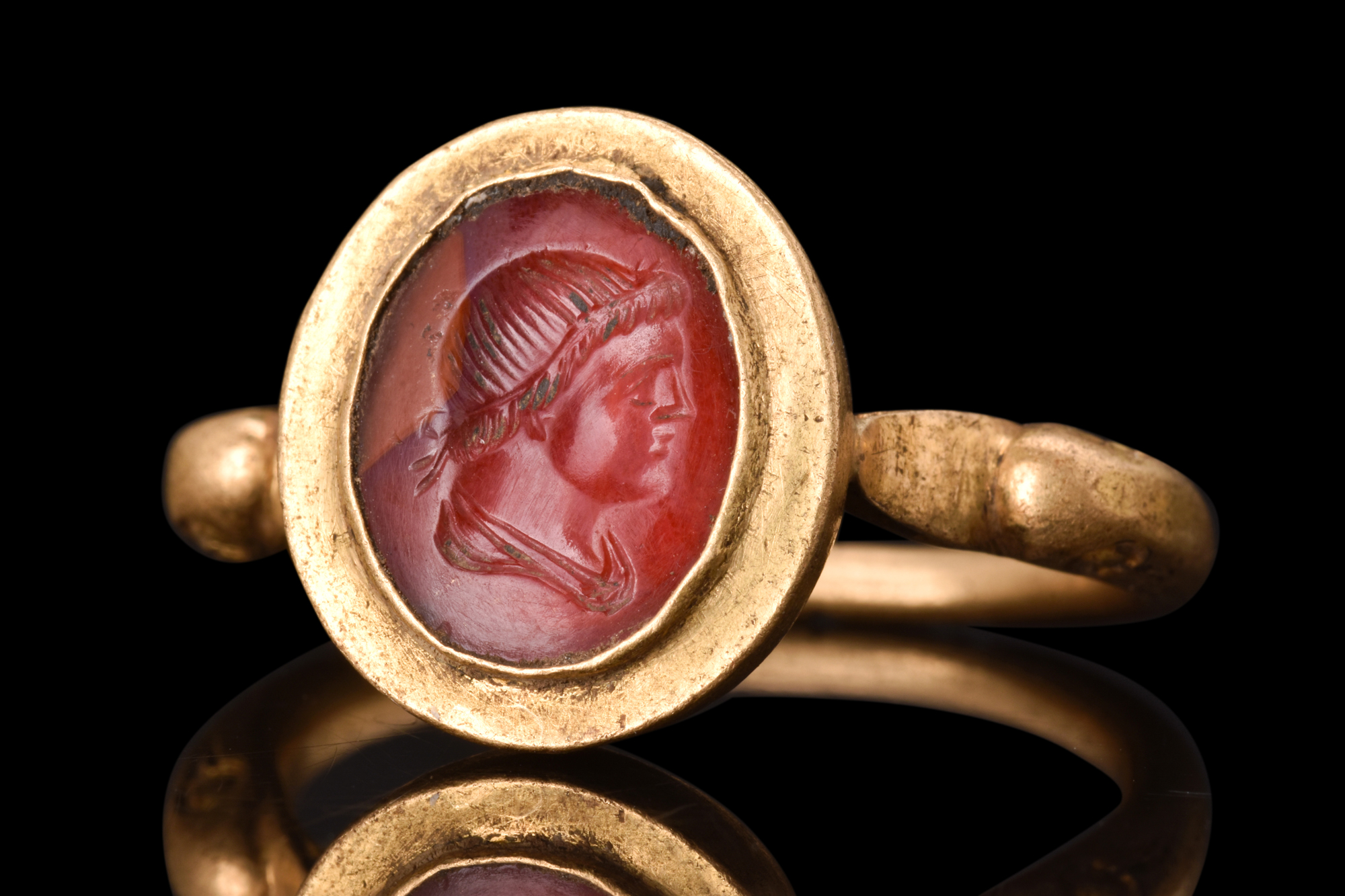 ROMAN GOLD RING WITH CARNELIAN PORTRAIT INTAGLIO - Image 4 of 9