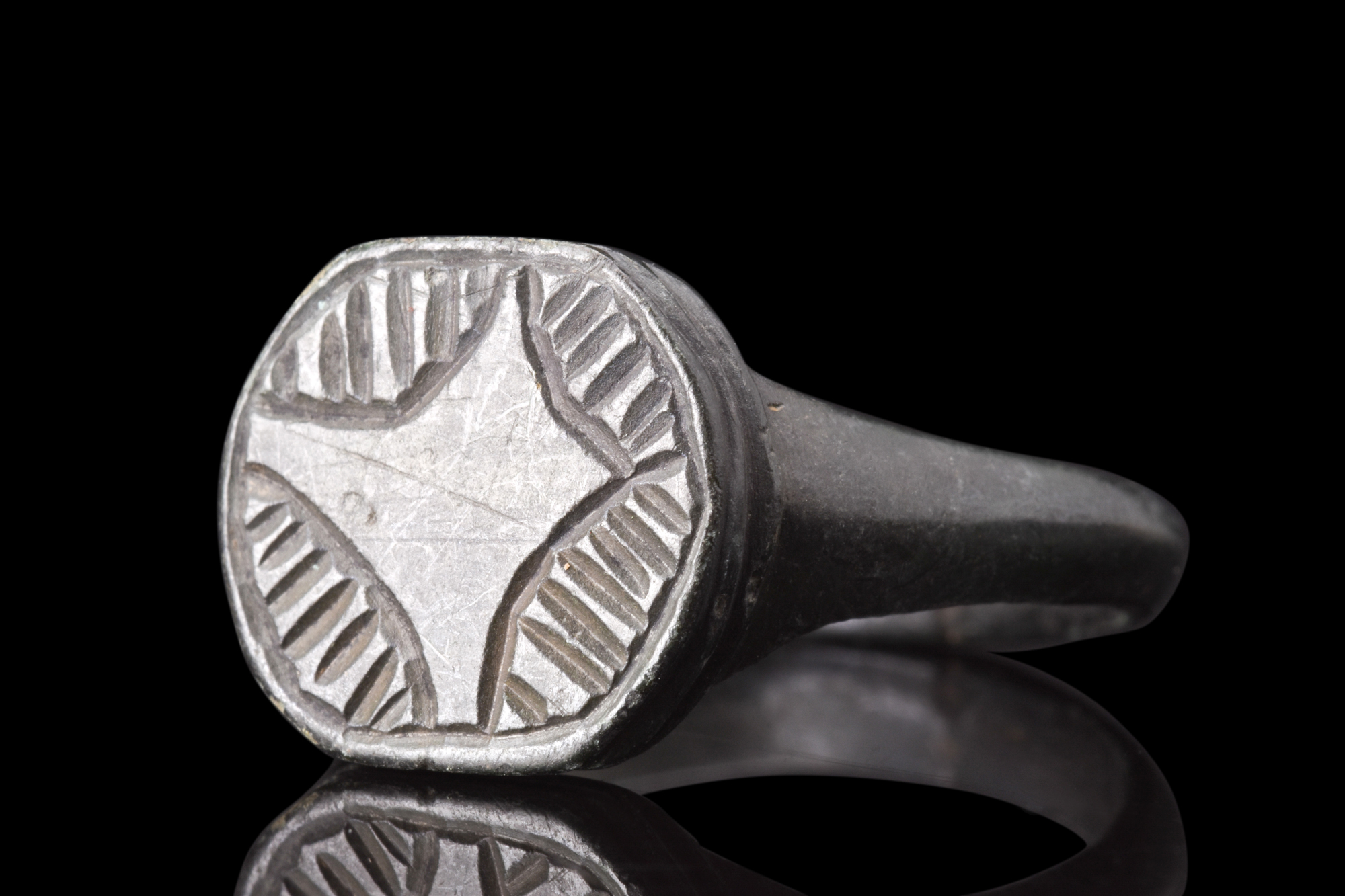 MEDIEVAL BRONZE RING WITH STAR OF BETHLEHEM - Image 2 of 8