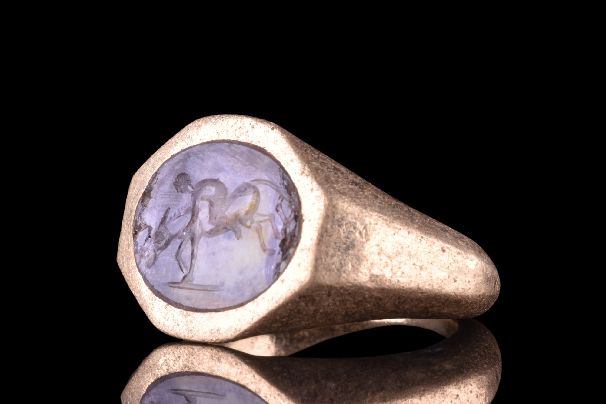 ROMAN DONKEY RIDER AMETHYST INTAGLIO IN LATER GOLD RING - Image 2 of 11