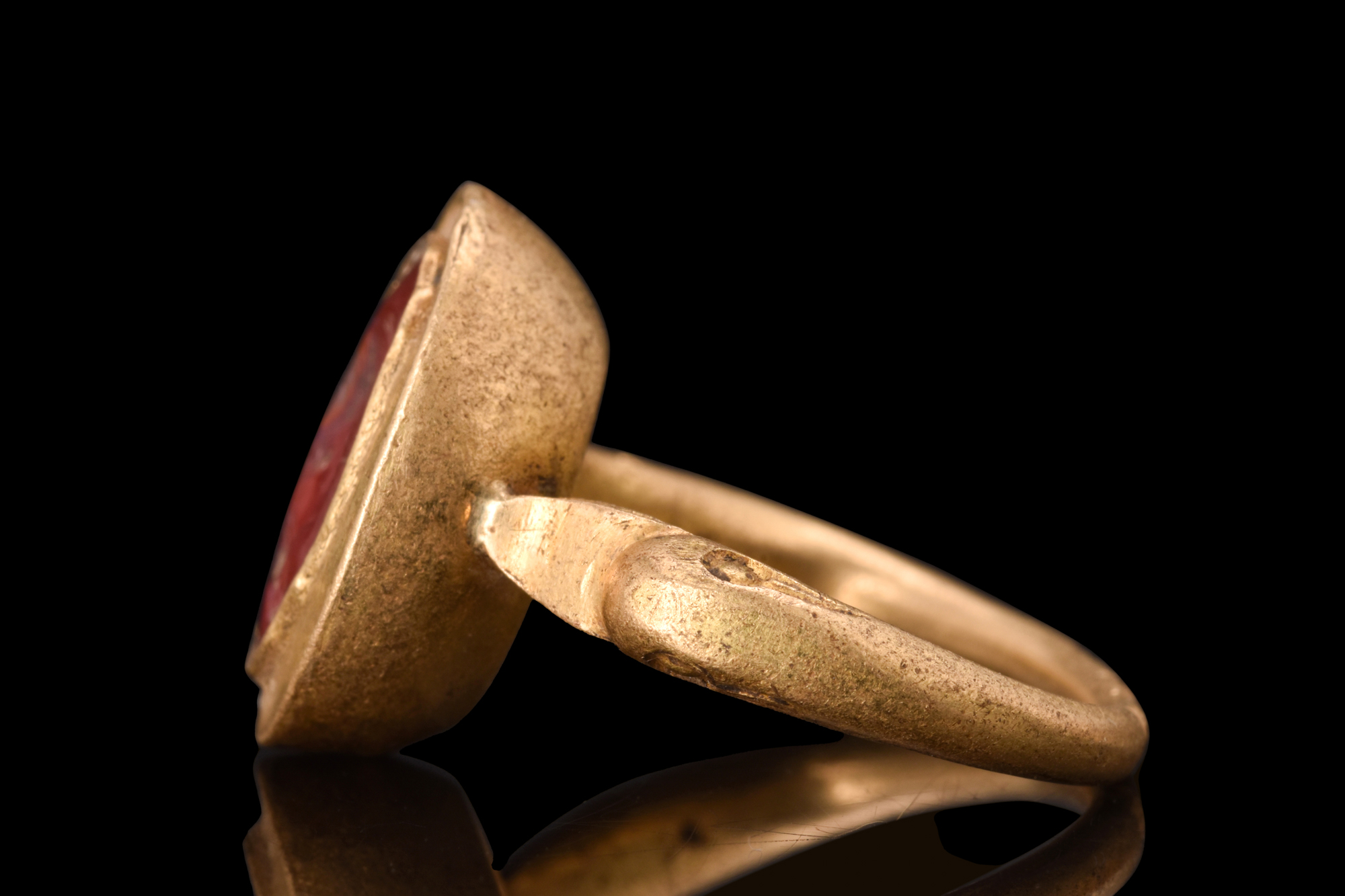 ROMAN GOLD RING WITH CARNELIAN PORTRAIT INTAGLIO - Image 5 of 9