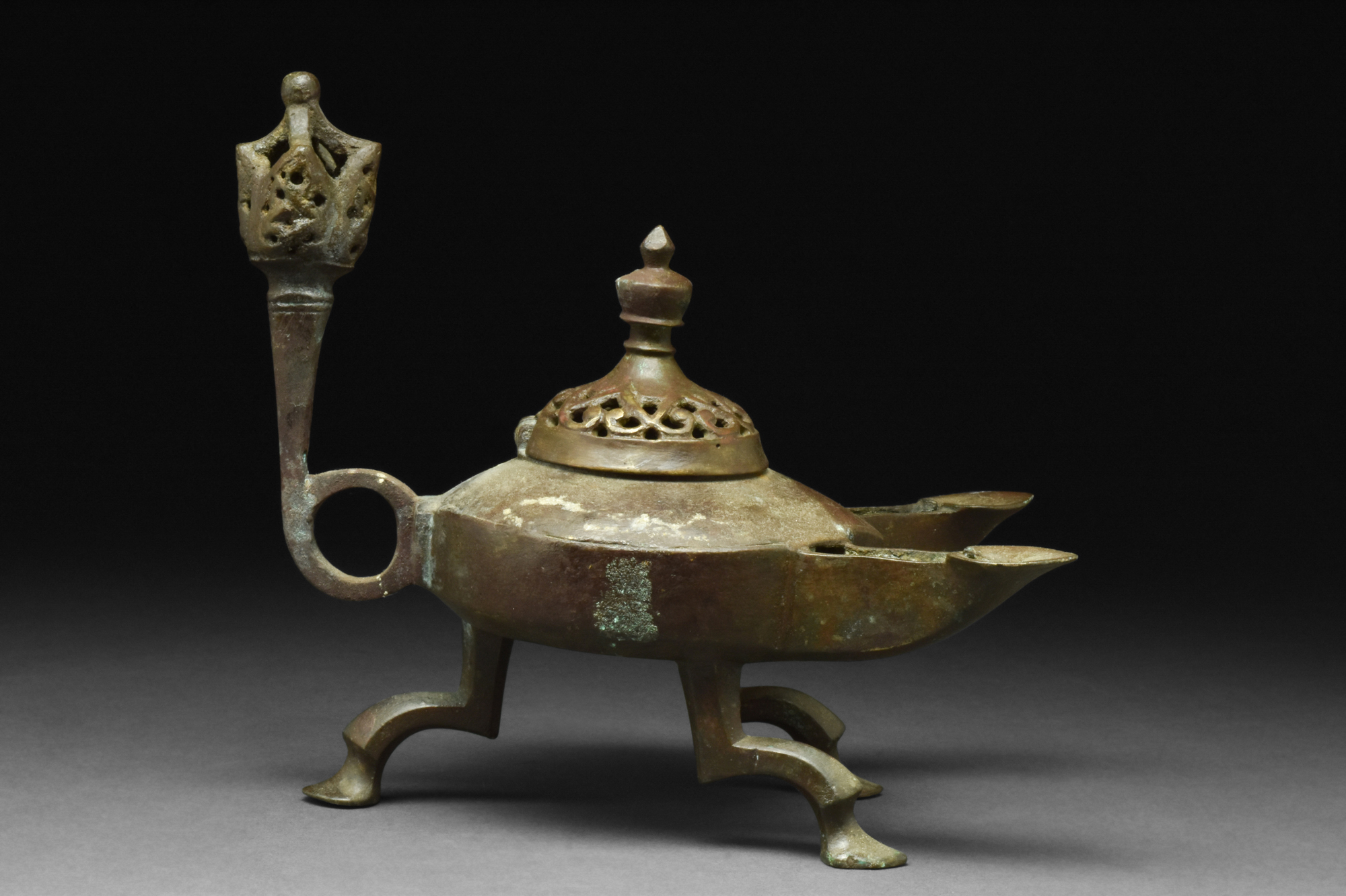 SELJUK BRONZE TRIPOD OIL LAMP WITH TWO SPOUTS - Image 5 of 11