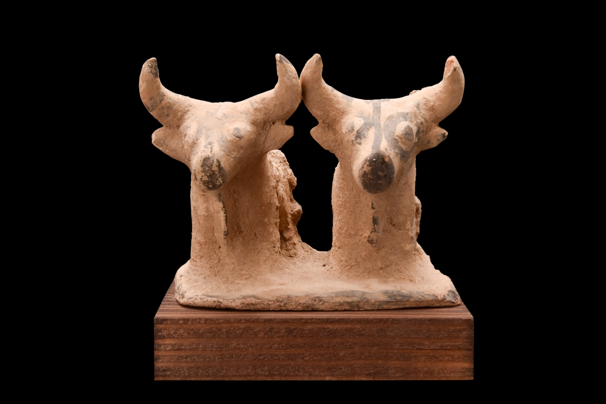 INDUS VALLEY TERRACOTTA PAIR OF BULLS - Image 3 of 8