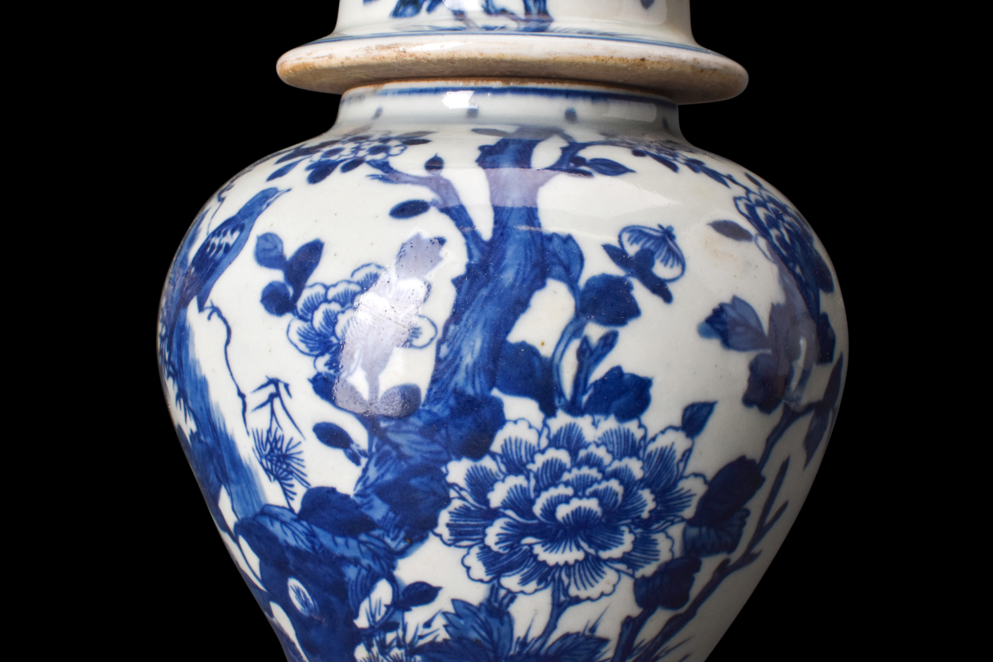 CHINESE PAIR OF BLUE AND WHITE POTICHES - Image 8 of 9