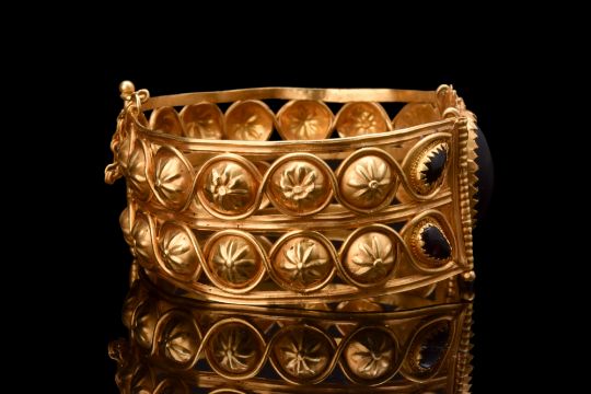 HELLENISTIC GOLD BRACELET WITH GARNETS AND FILIGREE - Image 6 of 7