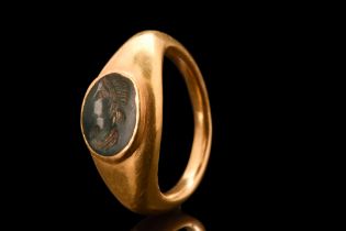 ROMAN GOLD RING WITH FEMALE PORTRAIT INTAGLIO