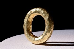 HEAVY AND RARE VIKING HACK GOLD RING - 39 grms