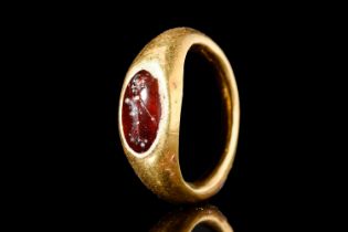 ROMAN GOLD RING WITH MINERVA INTAGLIO