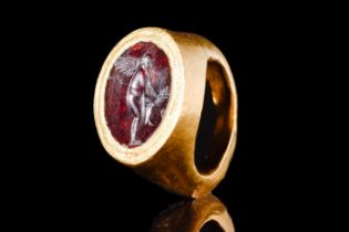 HELLENISTIC GOLD RING WITH WINGED EROS INTAGLIO