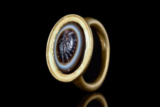 ROMAN GOLD RING WITH HERCULES BANDED AGATE INTAGLIO