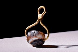 PHOENICIAN INTAGLIO SCARABOID IN A GOLD PENDANT