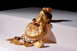 GRECO-ROMAN GOLD PENDANT WITH GARNETS