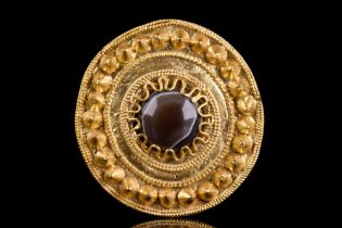 HELLENISTIC GOLD DISC BROOCH WITH AGATE CABOCHON
