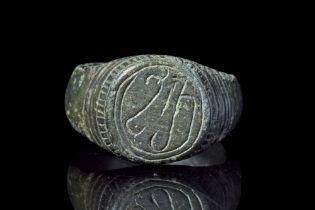 ROMAN BRONZE RING WITH DECORATION