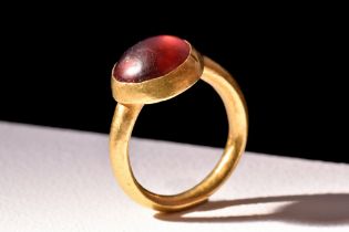 ROMAN GOLD RING WITH RED CABOCHON