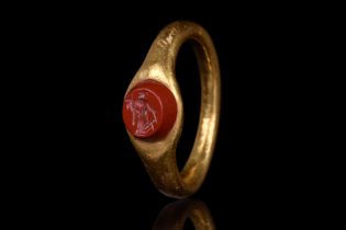 ROMAN GOLD RING AND CARNELIAN INTAGLIO DEPICTING FORTUNA