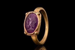 ROMAN GOLD RING WITH AMETHYST PORTRAIT INTAGLIO