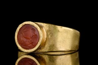 ROMAN GOLD RING WITH SHEPHERD MILKING GOAT