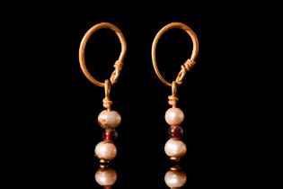 ROMAN GOLD PAIR OF EARRINGS WITH PEARLS AND GARNETS