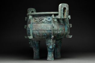 CHINESE BRONZE RITUAL FOOD VESSEL (DING)