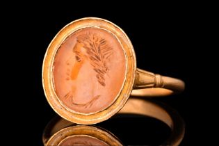 ROMAN GOLD RING WITH A PORTRAIT INTAGLIO