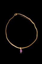 GREEK HELLENISTIC GOLD BRACELET WITH AN AMETHYST BEAD PENDANT