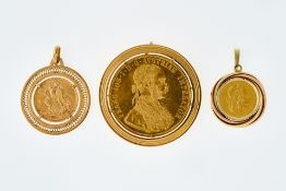 Drei Münzanhänger