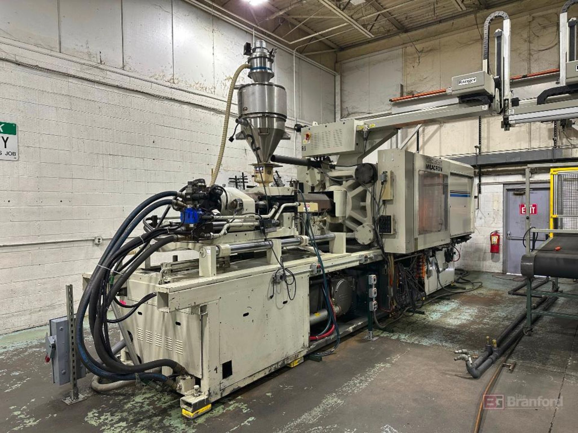 Cincinnati Milacron Model VT-44021 440-Ton Plastic Injection Molding Machine